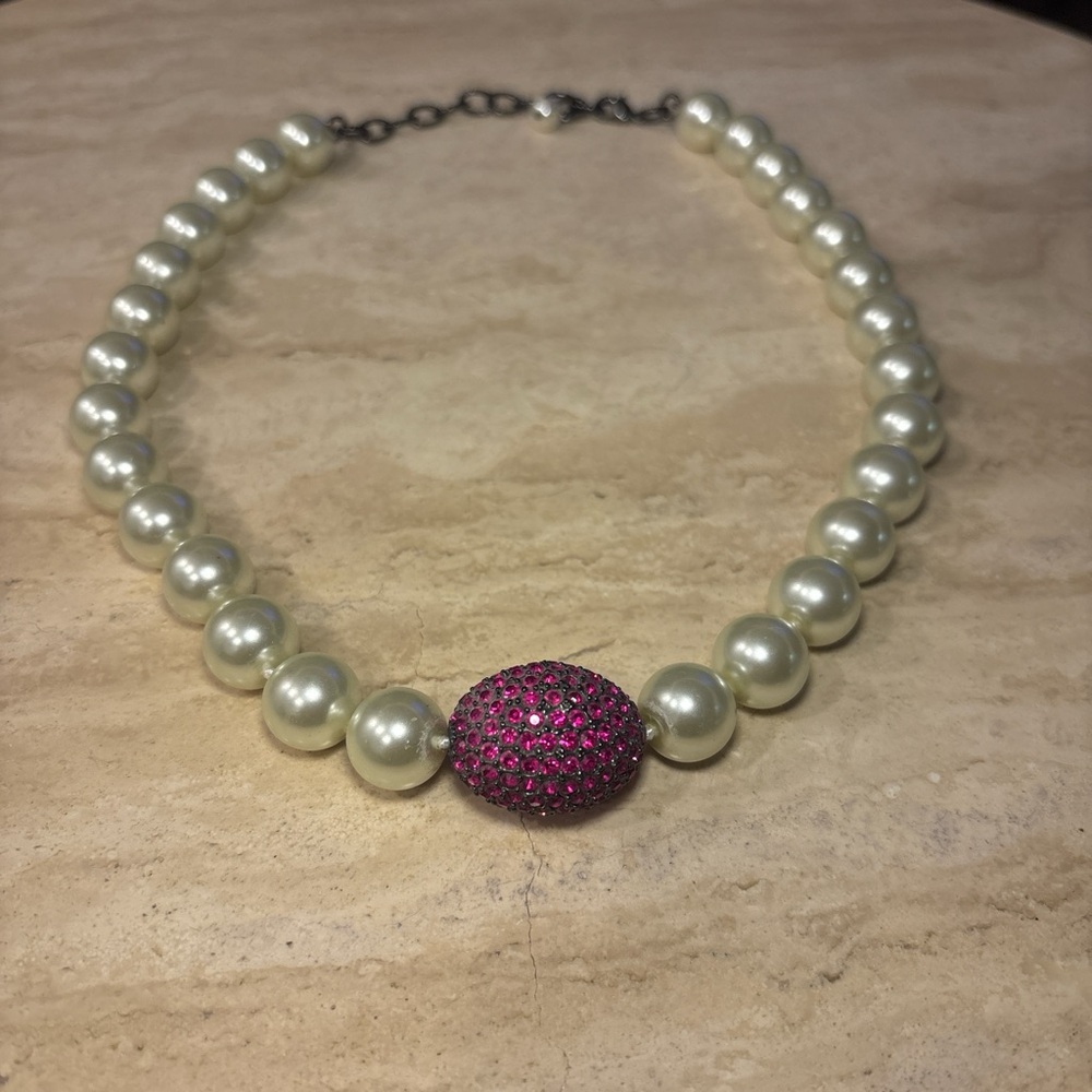Elegant Pearl Necklace with Pink Accent